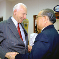 Then-SGI President Daisaku Ikeda (right) meets Nobel Peace Prize laureate Joseph Rotblat of the Pugwash Conferences on Science and World Affairs in Okinawa on Feb. 10, 2000, to discuss ways to eliminate nuclear weapons. | SEIKYO SHIMBUN