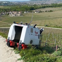 The YV01 spraying robot is designed for vineyards, which often have steep slopes that make cultivation dangerous.