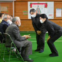 The emperor and empress visit flood evacuees at Wajima Junior High School in Wajima, Ishikawa Prefecture, on Dec. 17. | JIJI