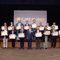 Winners of this year’s CJPF Award pose for a group photo at the Cabinet Office building in Tokyo’s Chiyoda Ward. | CJPF AWARD 2025